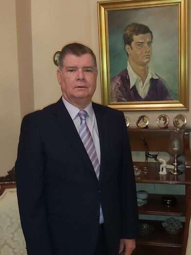 Antonio María González Padrón, delante de un cuadro que le hizo el profesor Domingo Martínez de la Peña/TA.